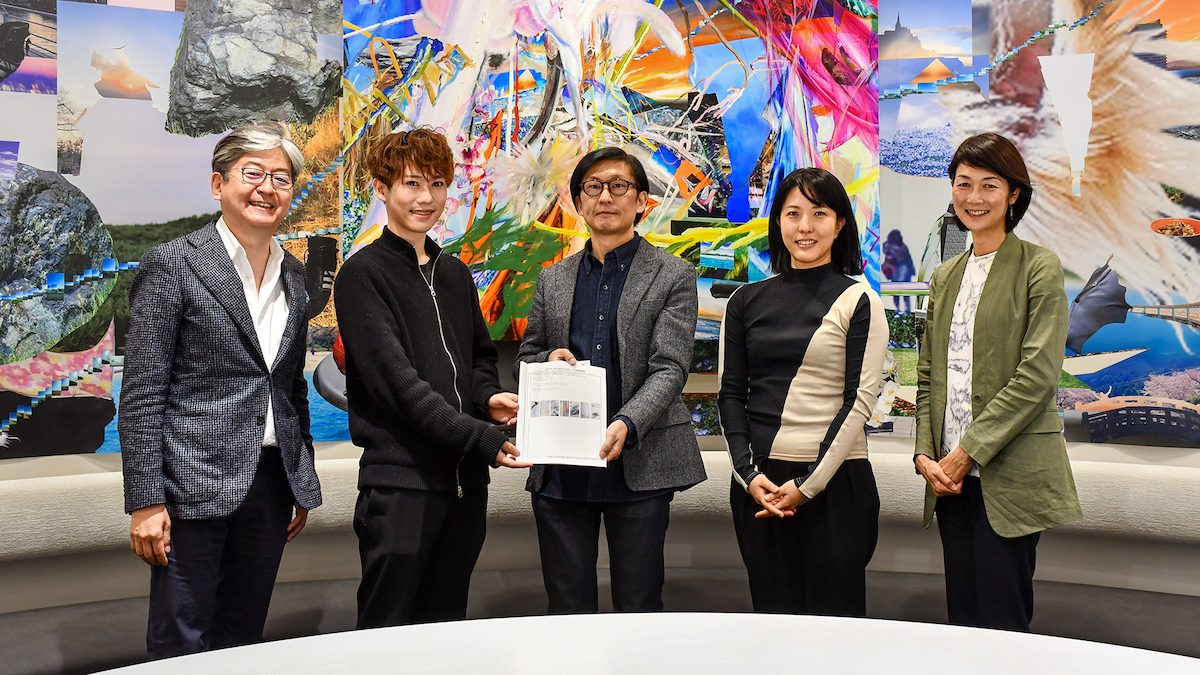 オンライン審査の様子(左上から塩見、中野氏、青木氏、松本氏、荒木氏)と選出された作品案イメージ(右)